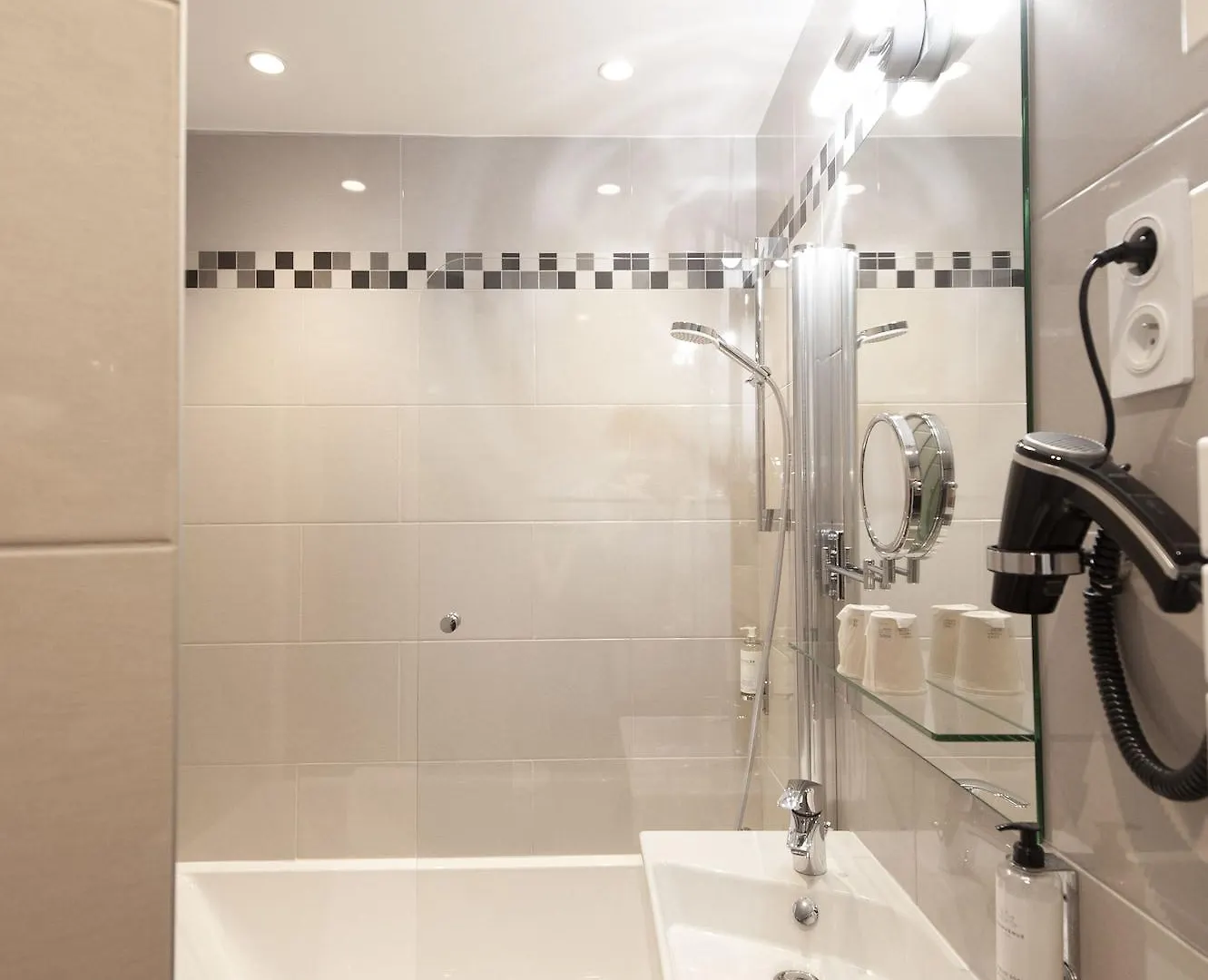 **  Hotel France Albion Paris France
